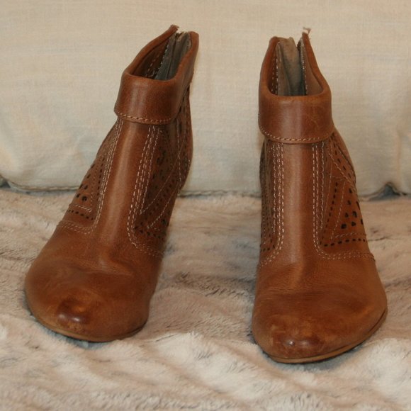 Guess Leather Cut Out Brown Ankle Boot/ Booties Size 6 1/2 - Picture 3 of 4